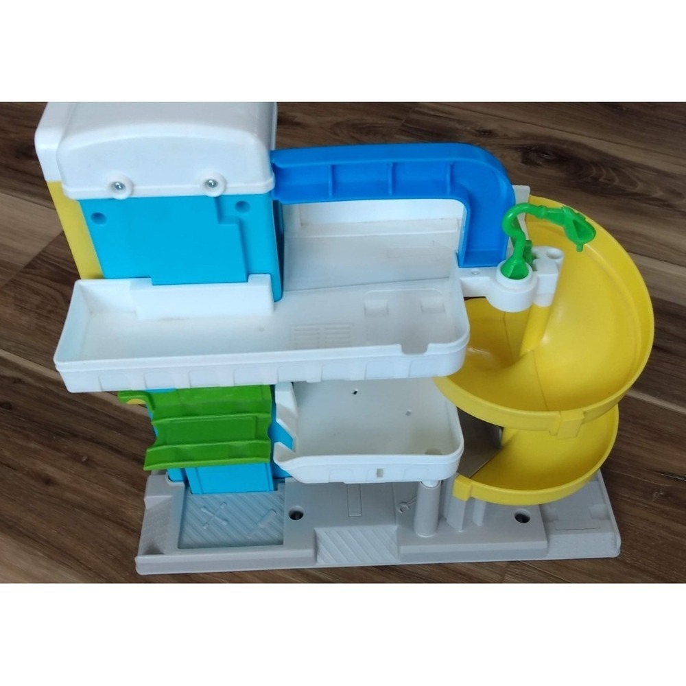 Fisher-Price Little People the Helpful Neighbor's Garage 2018 FP Playset - Picture 4 of 8